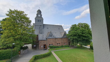 Musik und Sommer bei der Kirche vereint