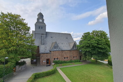 Musik und Sommer bei der Kirche vereint
