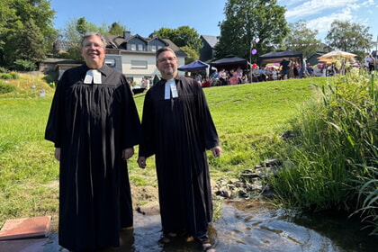 Zwei Kirchengemeinden feiern gemeinsam Tauffest im erfrischenden Bach