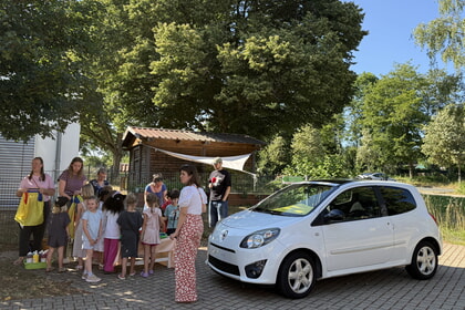 Bunter Twingo unterm Hammer: Kinder malen f&uuml;r den guten Zweck